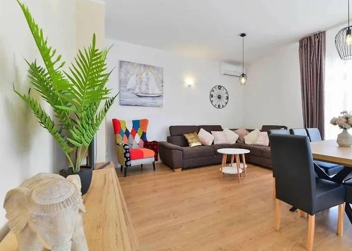 First Hill Comfortable *