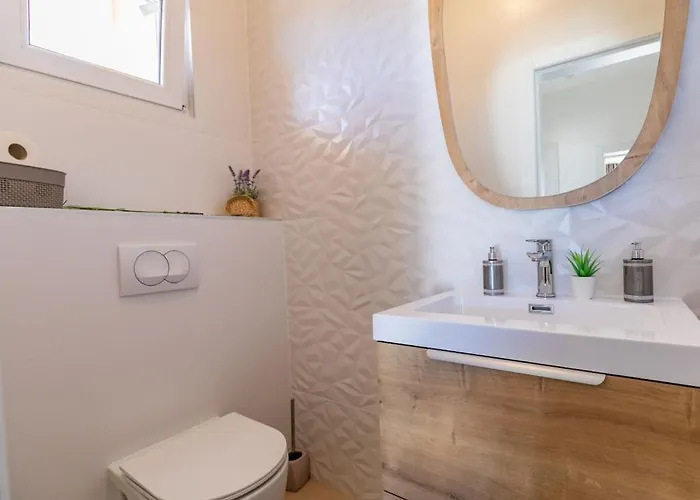 First Hill Comfortable *