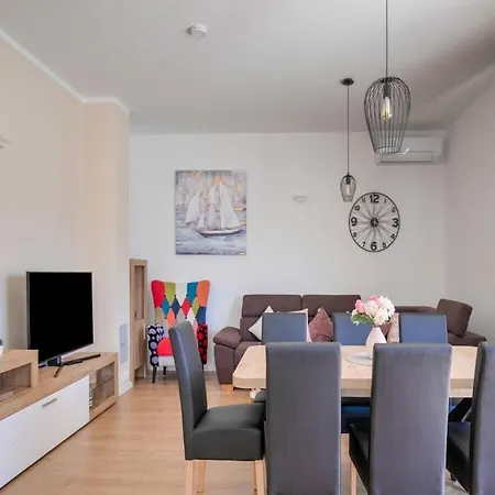 First Hill Comfortable *