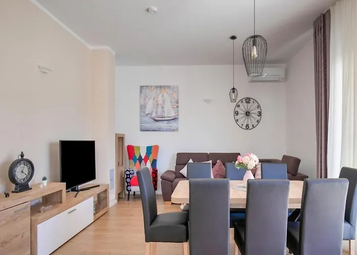 First Hill Comfortable *